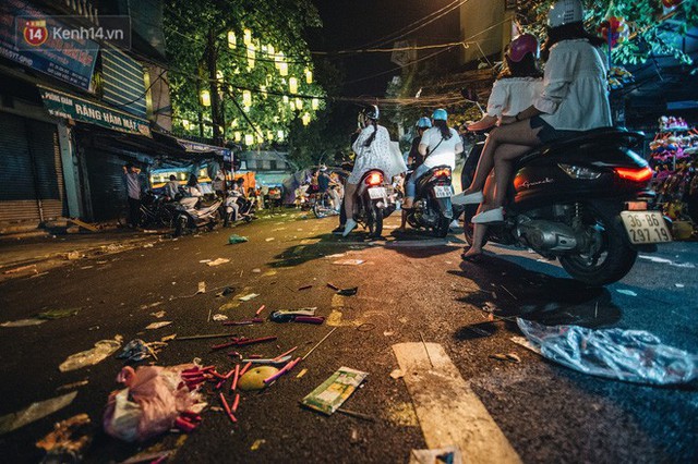  Chùm ảnh: Chợ Trung thu truyền thống ở Hà Nội ngập trong rác thải sau đêm Rằm tháng 8 - Ảnh 9.