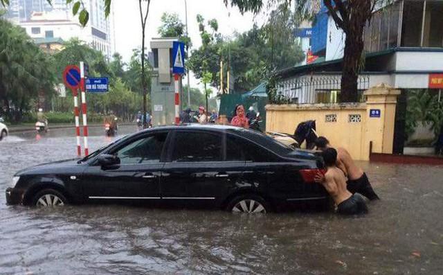 Mưa lớn cuối giờ chiều, nhiều tuyến phố Hà Nội ngập sâu trong nước - Ảnh 1.