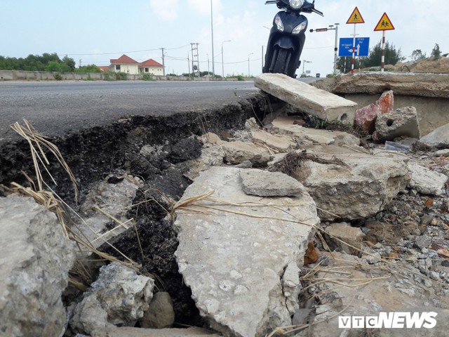 Cận cảnh xói lở kinh hoàng tại tuyến đường 1.440 tỷ đồng ở Quảng Nam - Ảnh 3.