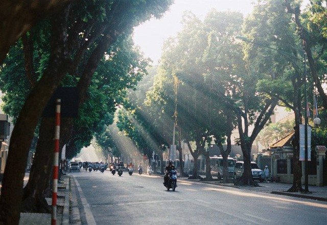 Có một Hà Nội rất khác những ngày này, bình yên và đẹp mơ màng trong nắng mùa thu - Ảnh 3.