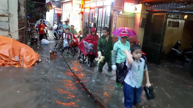  Mưa lớn cuối giờ chiều, nhiều tuyến phố Hà Nội ngập sâu trong nước - Ảnh 5.