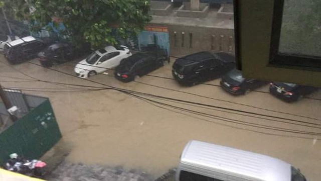  Mưa lớn cuối giờ chiều, nhiều tuyến phố Hà Nội ngập sâu trong nước - Ảnh 6.