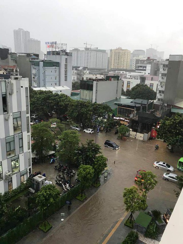  Mưa lớn cuối giờ chiều, nhiều tuyến phố Hà Nội ngập sâu trong nước - Ảnh 7.