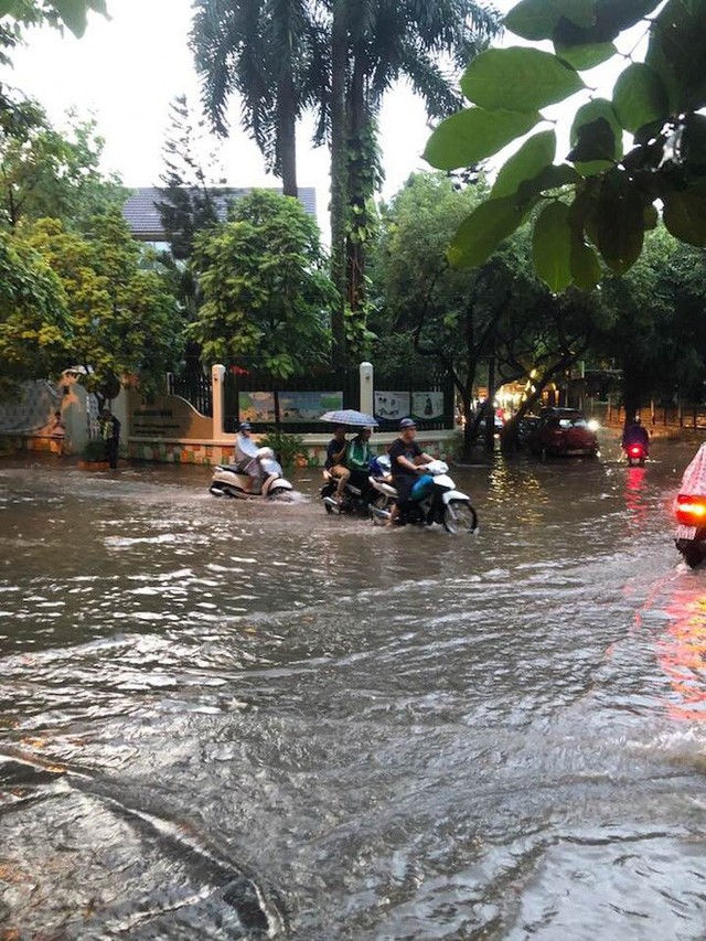  Mưa lớn cuối giờ chiều, nhiều tuyến phố Hà Nội ngập sâu trong nước - Ảnh 8.