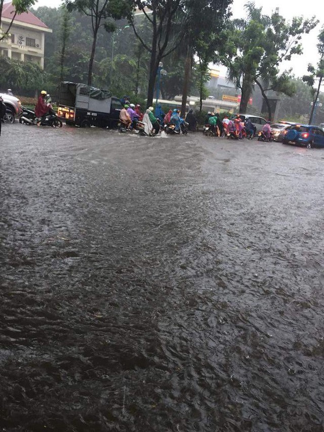  Mưa lớn cuối giờ chiều, nhiều tuyến phố Hà Nội ngập sâu trong nước - Ảnh 9.