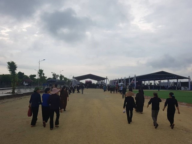 Trời mưa, Ninh Bình vẫn đông nghịt người dự truy điệu Chủ tịch nước - Ảnh 1.