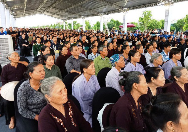 Người dân quê nhà rơi lệ xem Lễ truy điệu Chủ tịch nước Trần Đại Quang - Ảnh 1.