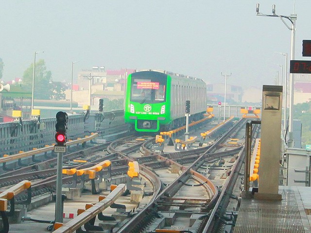 Giá vé metro Cát Linh sẽ cao hơn xe buýt - Ảnh 1.