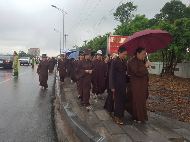 Trời mưa, Ninh Bình vẫn đông nghịt người dự truy điệu Chủ tịch nước - Ảnh 4.