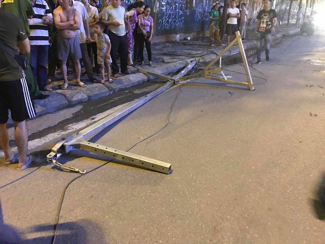 Nóng: Thanh sắt giàn giáo rơi xuống đường Lê Văn Lương đè trúng xe máy đang lưu thông, 1 cô gái tử vong - Ảnh 4.