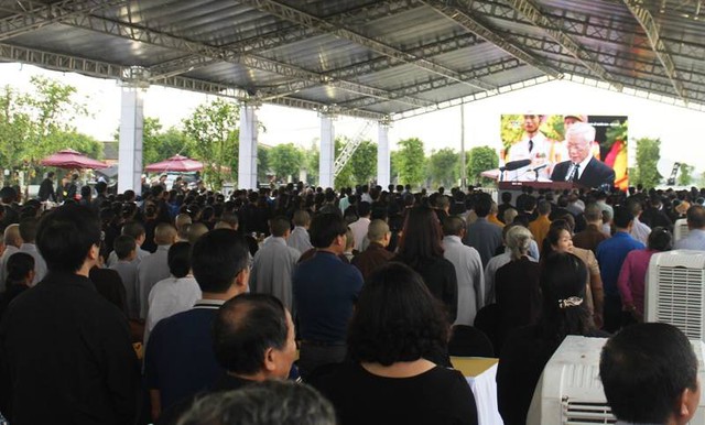 Trời mưa, Ninh Bình vẫn đông nghịt người dự truy điệu Chủ tịch nước - Ảnh 5.
