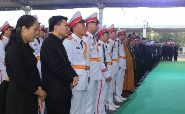 Trời mưa, Ninh Bình vẫn đông nghịt người dự truy điệu Chủ tịch nước - Ảnh 7.