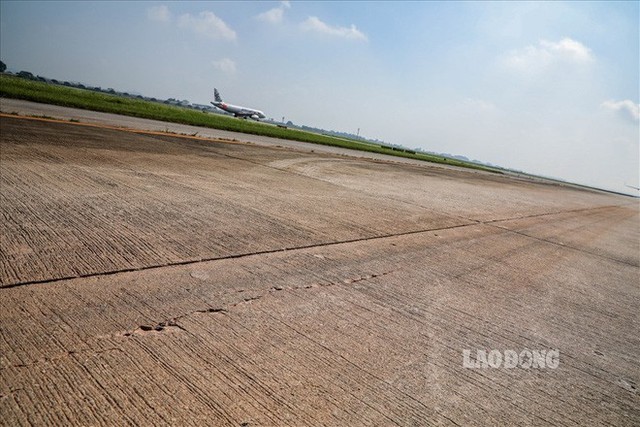  Chùm ảnh: Cận cảnh đường băng nay vá mai sứt ở sân bay Nội Bài - Ảnh 2.