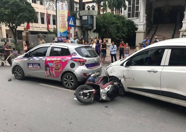  Ô tô con đâm gục hàng loạt xe máy trên phố Hà Nội, 3 người bị thương - Ảnh 1.
