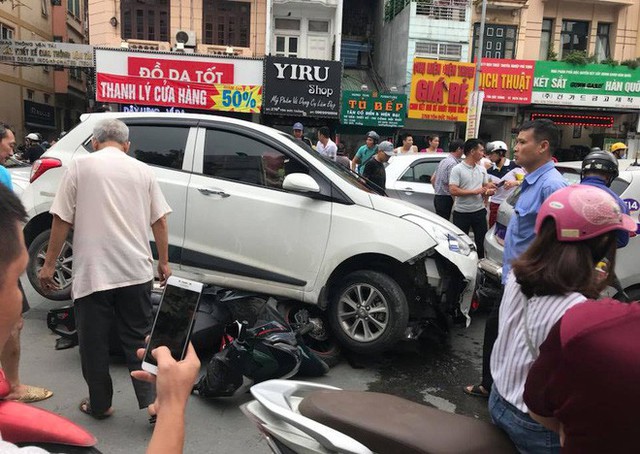  Ô tô con đâm gục hàng loạt xe máy trên phố Hà Nội, 3 người bị thương - Ảnh 2.