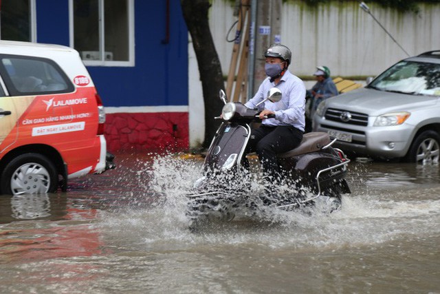 Phố nhà giàu ở Sài Gòn ngập sau mưa - Ảnh 1.