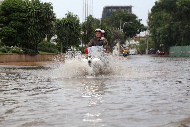  Phố nhà giàu ở Sài Gòn ngập sau mưa - Ảnh 11.