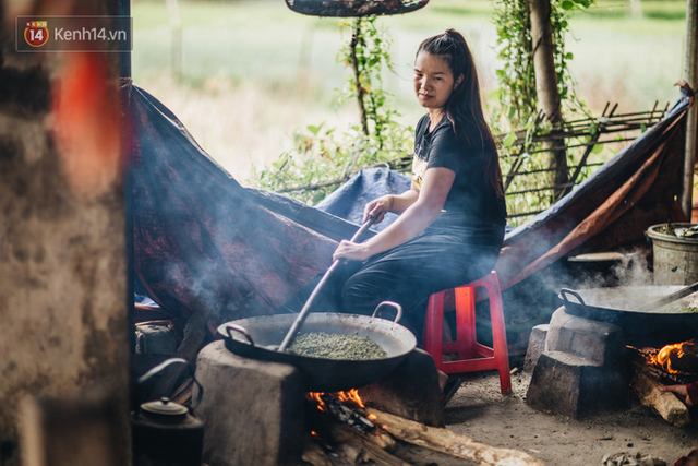 Đến Tú Lệ một lần trong năm, để ngắm ruộng bậc thang và xem người dân làm cốm - Ảnh 4.