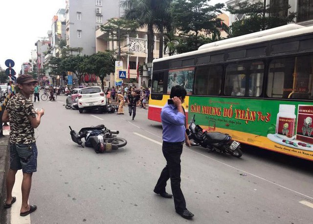  Ô tô con đâm gục hàng loạt xe máy trên phố Hà Nội, 3 người bị thương - Ảnh 3.