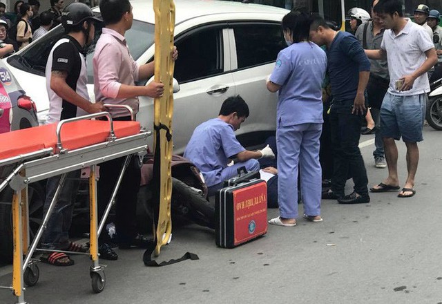  Ô tô con đâm gục hàng loạt xe máy trên phố Hà Nội, 3 người bị thương - Ảnh 4.