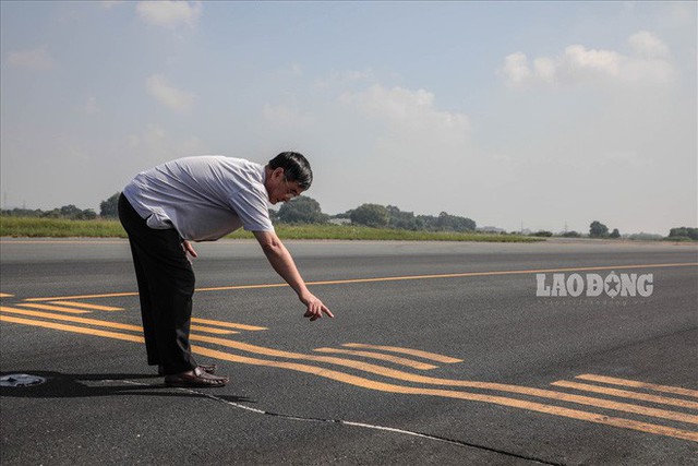  Chùm ảnh: Cận cảnh đường băng nay vá mai sứt ở sân bay Nội Bài - Ảnh 5.