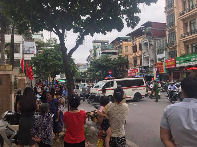  Ô tô con đâm gục hàng loạt xe máy trên phố Hà Nội, 3 người bị thương - Ảnh 5.
