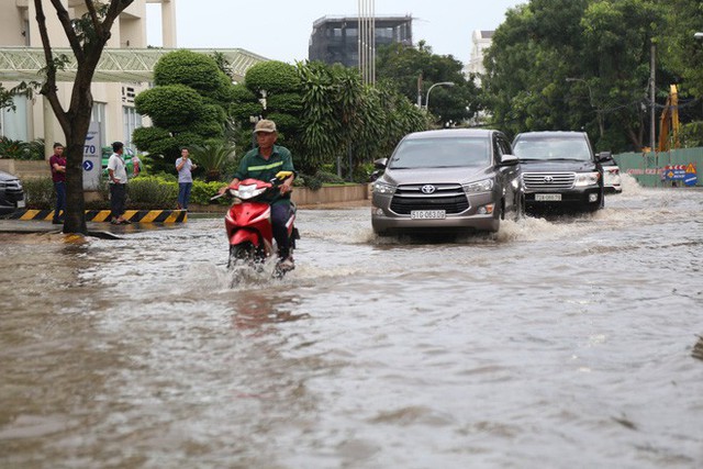  Phố nhà giàu ở Sài Gòn ngập sau mưa - Ảnh 5.