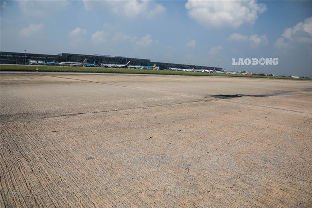  Chùm ảnh: Cận cảnh đường băng nay vá mai sứt ở sân bay Nội Bài - Ảnh 8.