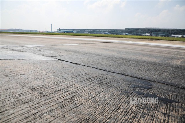  Chùm ảnh: Cận cảnh đường băng nay vá mai sứt ở sân bay Nội Bài - Ảnh 9.