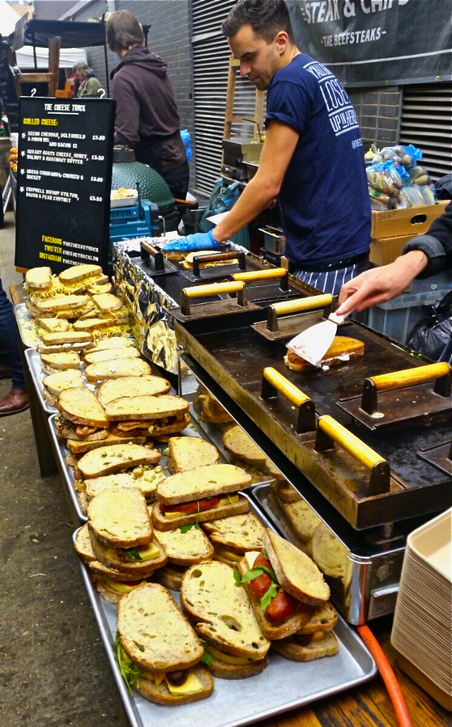 Trải nghiệm văn hóa ẩm thực đường phố London với tiệm bánh mì nướng phô mai lưu động - Ảnh 1.