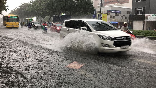 Cửa ngõ sân bay Tân Sơn Nhất ngập lút bánh xe trong cơn mưa lớn   - Ảnh 11.