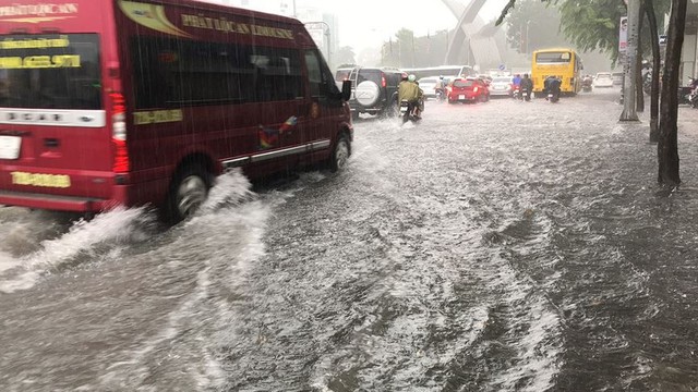 Cửa ngõ sân bay Tân Sơn Nhất ngập lút bánh xe trong cơn mưa lớn   - Ảnh 12.