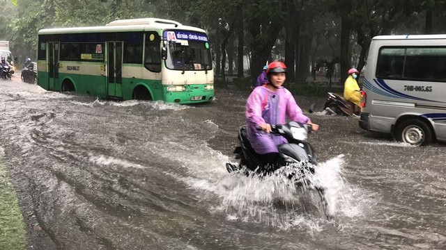 Cửa ngõ sân bay Tân Sơn Nhất ngập lút bánh xe trong cơn mưa lớn   - Ảnh 5.