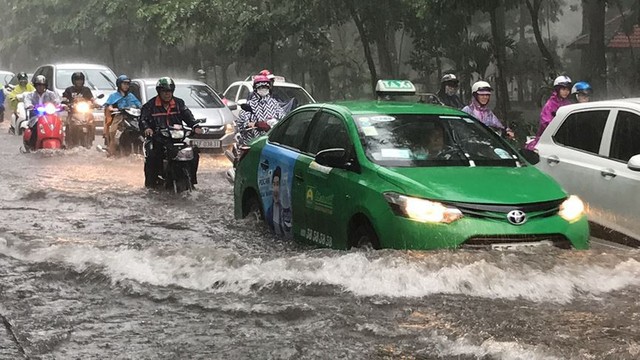 Cửa ngõ sân bay Tân Sơn Nhất ngập lút bánh xe trong cơn mưa lớn   - Ảnh 6.
