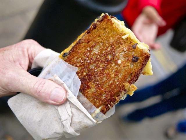 Trải nghiệm văn hóa ẩm thực đường phố London với tiệm bánh mì nướng phô mai lưu động - Ảnh 7.