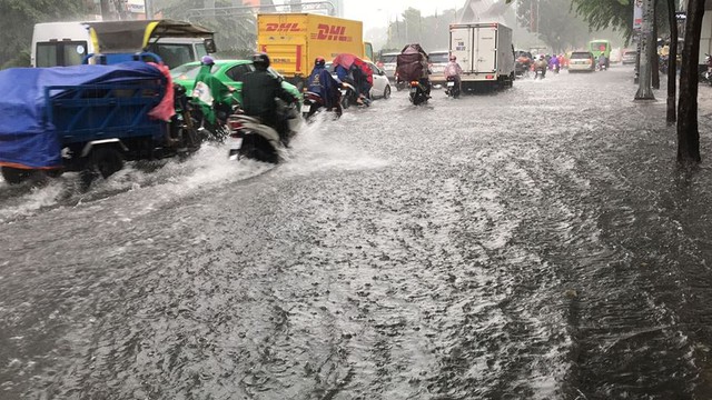 Cửa ngõ sân bay Tân Sơn Nhất ngập lút bánh xe trong cơn mưa lớn   - Ảnh 7.