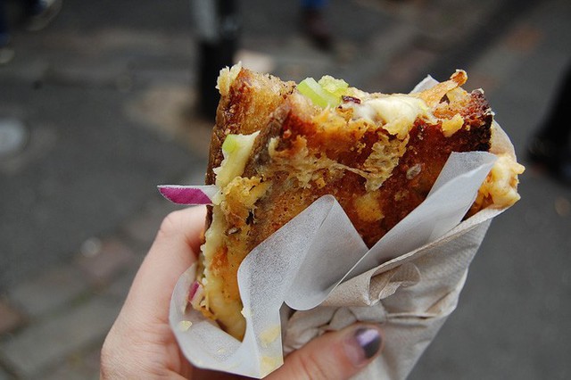 Trải nghiệm văn hóa ẩm thực đường phố London với tiệm bánh mì nướng phô mai lưu động - Ảnh 8.
