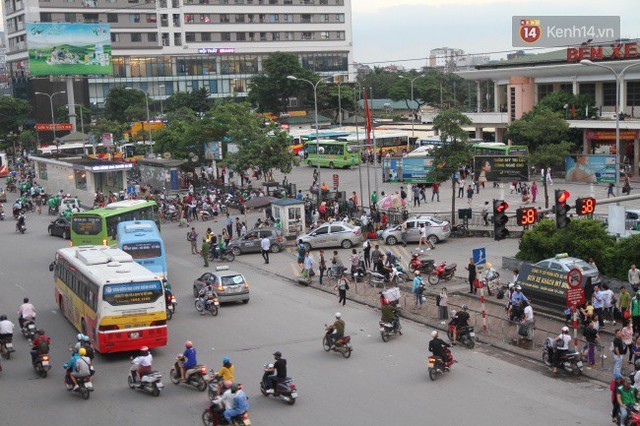 Kết thúc 3 ngày nghỉ lễ, người dân lỉnh kỉnh đồ đạc ùn ùn kéo về thành phố - Ảnh 25.