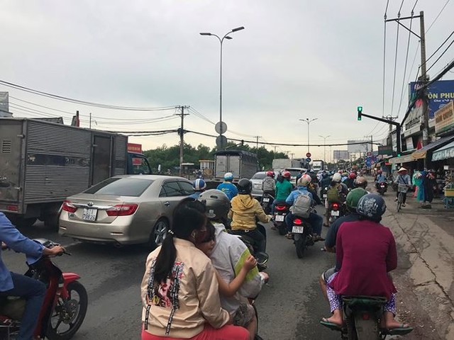 Người dân ùn ùn trở lại Sài Gòn sau lễ - Ảnh 8.