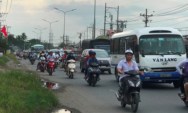 Người dân ùn ùn trở lại Sài Gòn sau lễ - Ảnh 9.