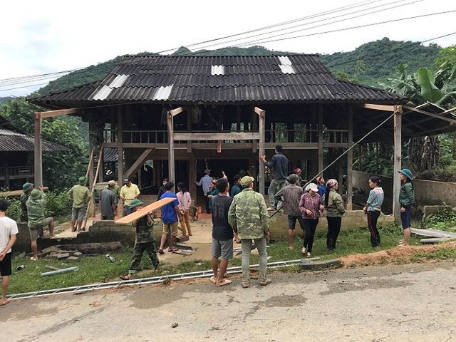 Đi bộ hàng chục km để cứu trợ người dân vùng lũ Thanh Hóa   - Ảnh 2.