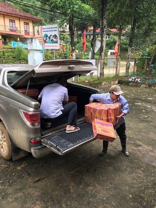 Đi bộ hàng chục km để cứu trợ người dân vùng lũ Thanh Hóa   - Ảnh 3.