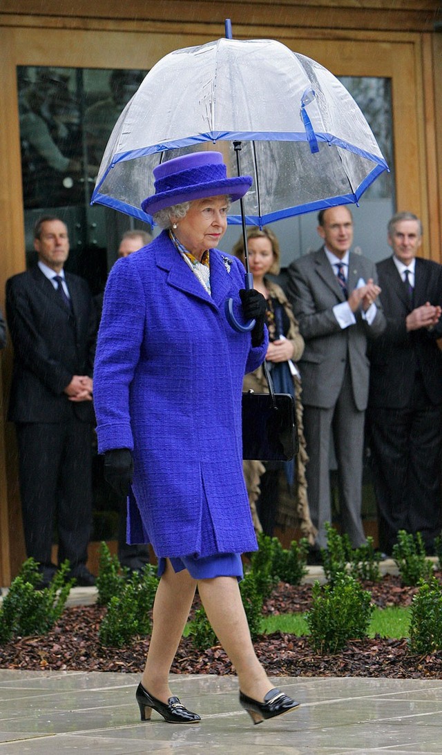 Những hình ảnh chứng tỏ niềm đam mê mãnh liệt của Nữ hoàng Anh với những chiếc ô lồng chim đủ màu sắc - Ảnh 4.