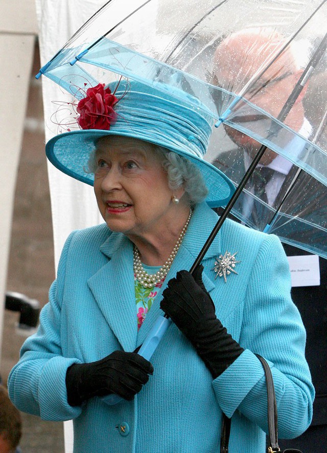 Những hình ảnh chứng tỏ niềm đam mê mãnh liệt của Nữ hoàng Anh với những chiếc ô lồng chim đủ màu sắc - Ảnh 5.