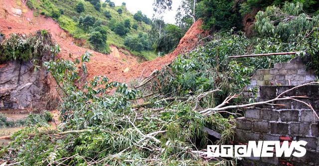 Ảnh: Hàng ngàn mét khối đất đá từ trên núi dội xuống trong đêm ở Hải Phòng - Ảnh 9.