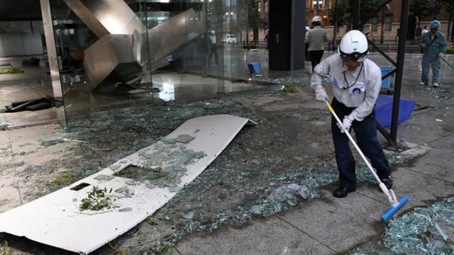 Hình ảnh: Nhật Bản hoang tàn, đổ nát sau liên tiếp siêu bão Jebi và động đất 6 độ Richter ở Hokkaido - Ảnh 21.