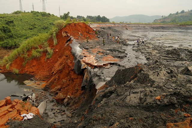 Lào Cai: Vỡ bờ bao hồ chứa quặng thải Nhà máy DAP số 2 - Ảnh 1.