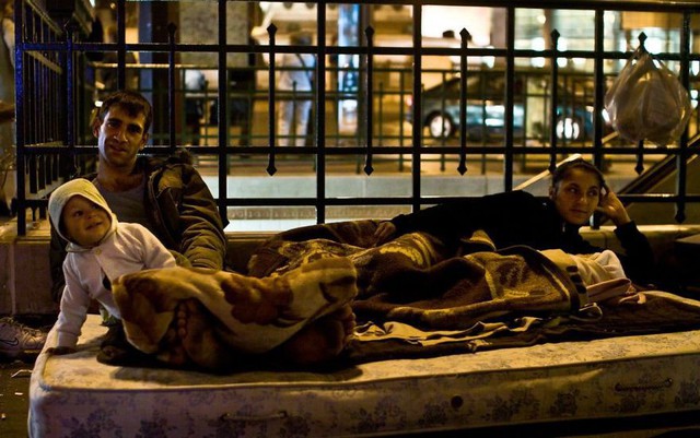 Một Paris rất khác: Không có ánh hào quang hoa lệ, người vô gia cư sống vạ vật, lay lắt trên những con phố bẩn thỉu ngập ngụa rác - Ảnh 10.