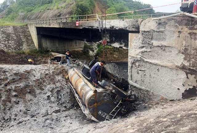 Gia cố cầu hư hỏng sau vụ cháy xe bồn trên cao tốc Nội Bài - Lào Cai  - Ảnh 1.