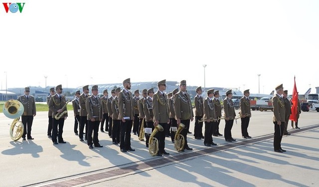 Lễ đón Tổng bí thư Nguyễn Phú Trọng tại sân bay Hungary - Ảnh 1.